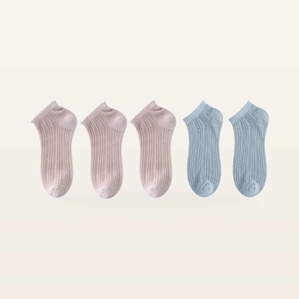 Assortiment de cinq paires de socquettes en maille ajourée : trois paires rose poudré et deux bleu ciel