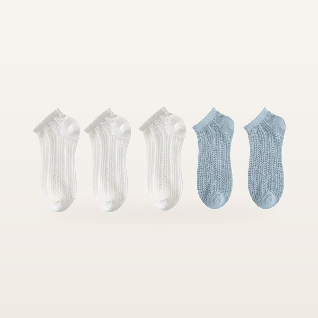 Assortiment de cinq paires de socquettes en maille ajourée : trois paires écrues et deux bleu ciel