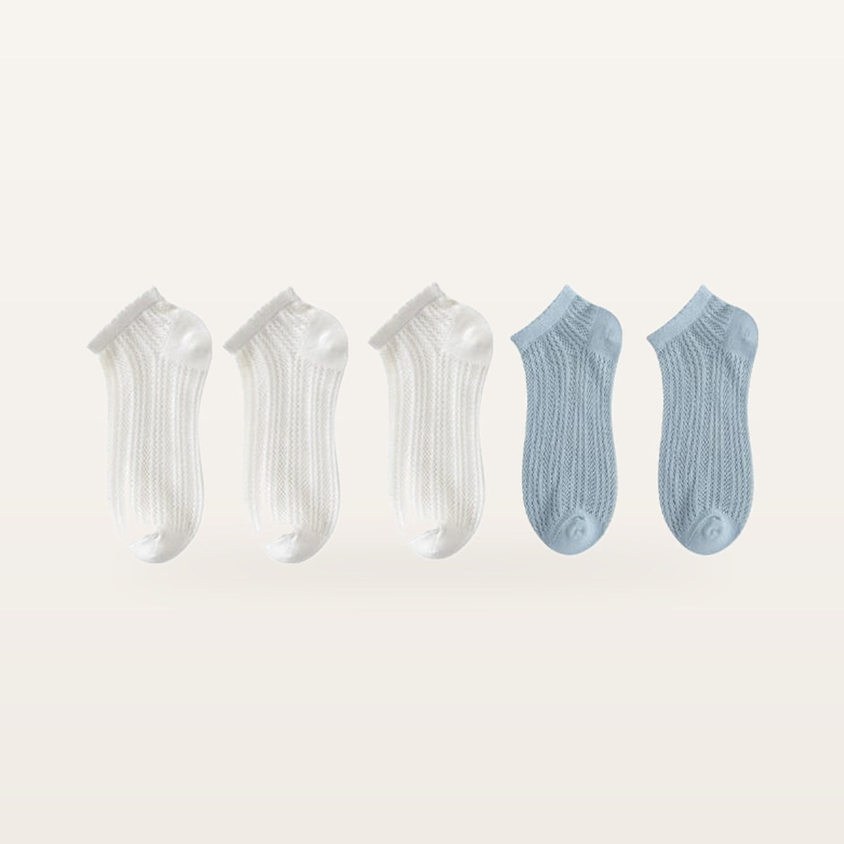 Assortiment de cinq paires de socquettes en maille ajourée : trois paires écrues et deux bleu ciel