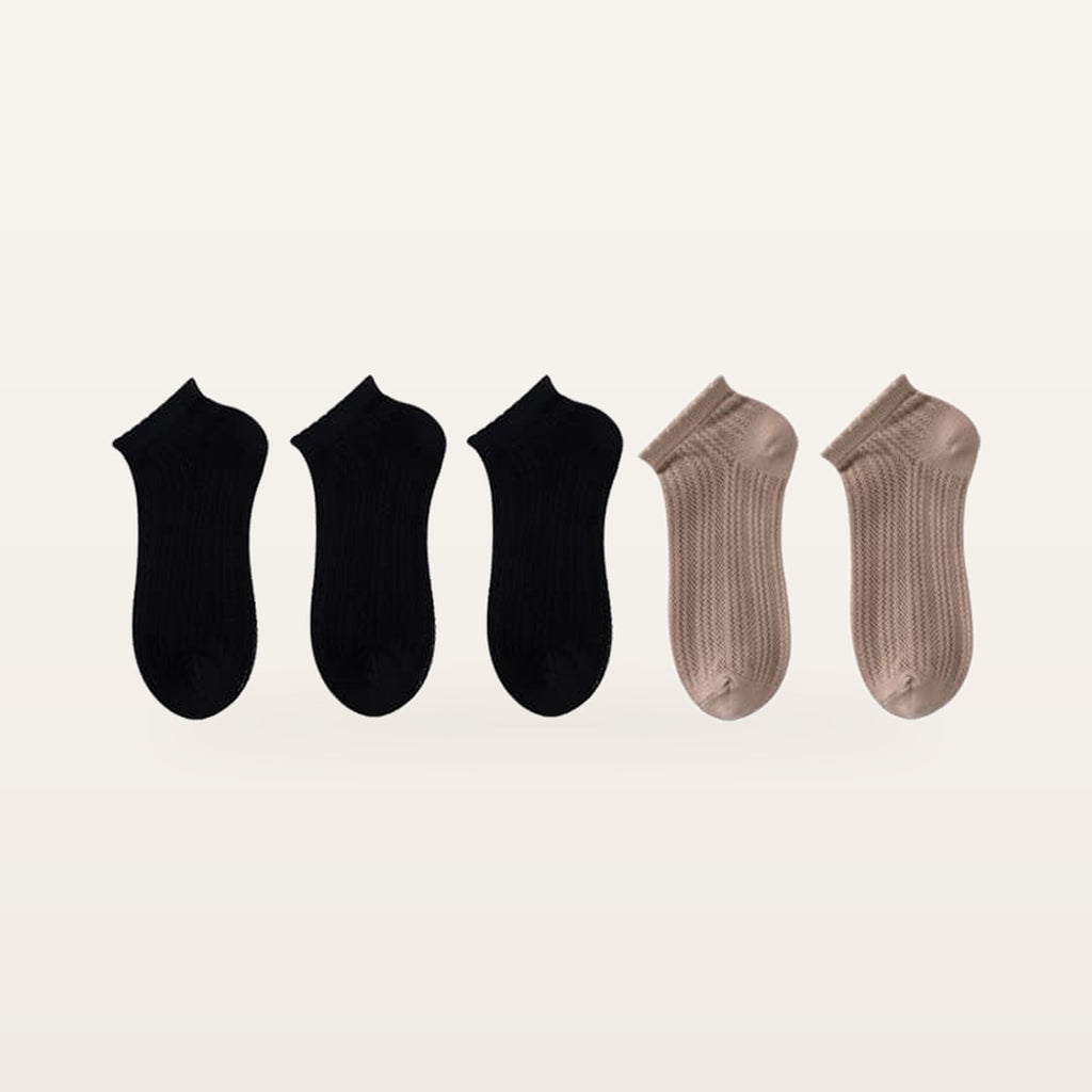Assortiment de cinq paires de socquettes en maille ajourée : trois paires noires et deux taupe
