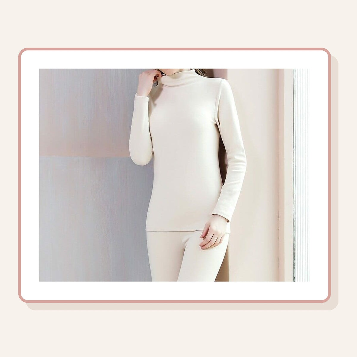 Sous-vêtement thermique femme col roulé blanc, haut manches longues et pantalon assorti