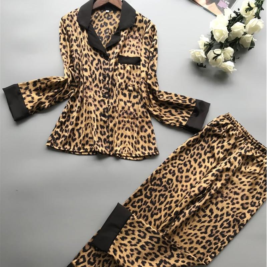 Pyjama en satin imprimé léopard, coupe manches longues