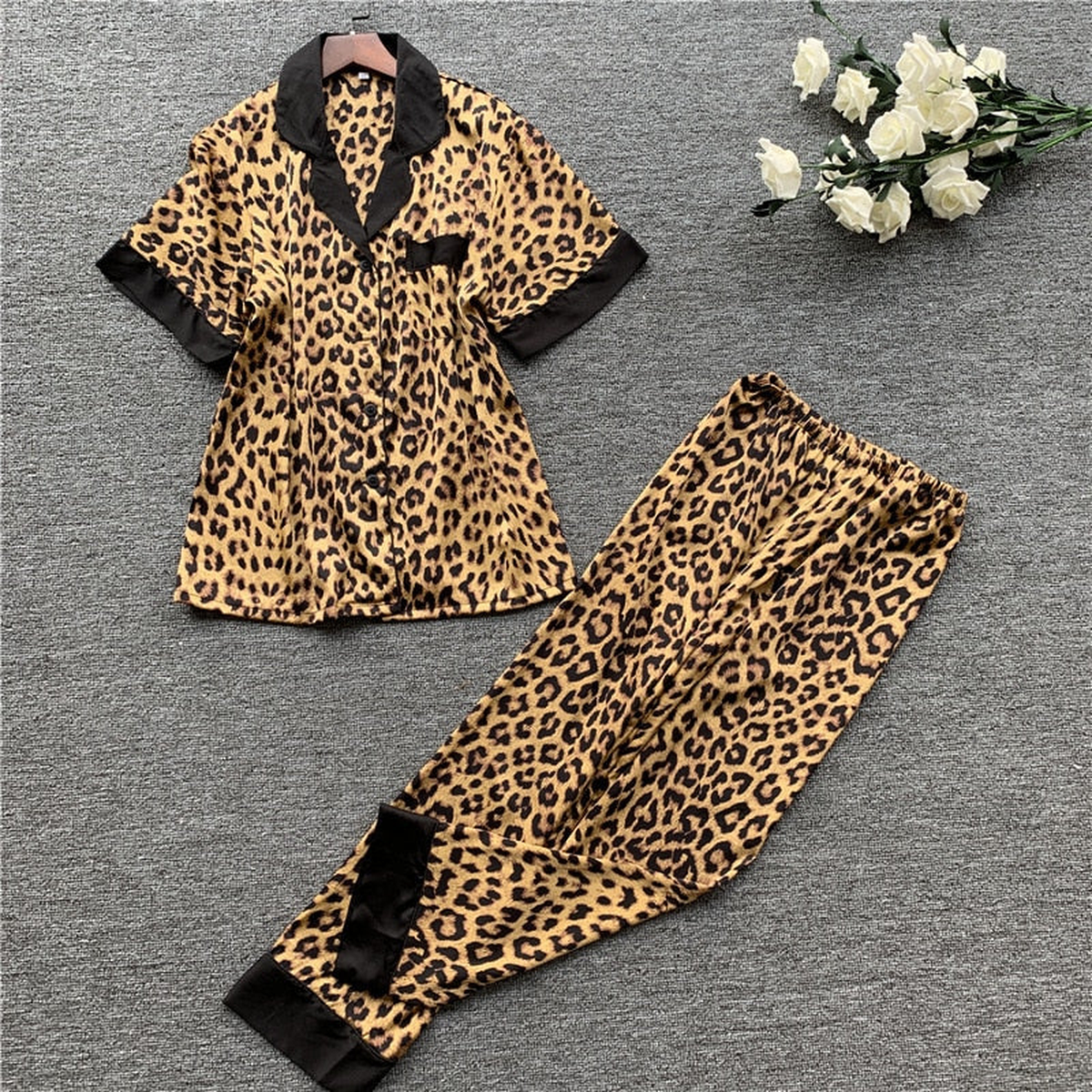 Pyjama en satin imprimé léopard, coupe manches courtes