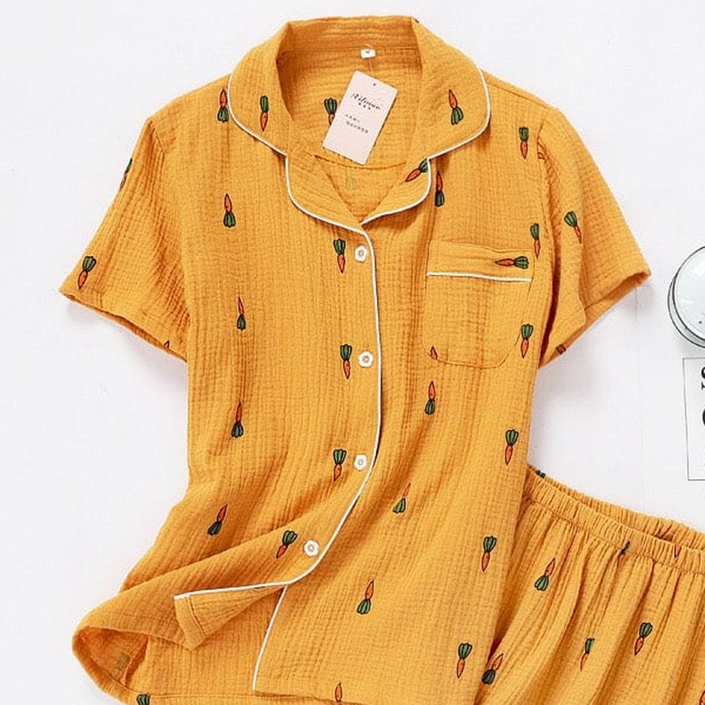 Pyjama court en gaze de coton à motifs carottes, coloris moutarde
