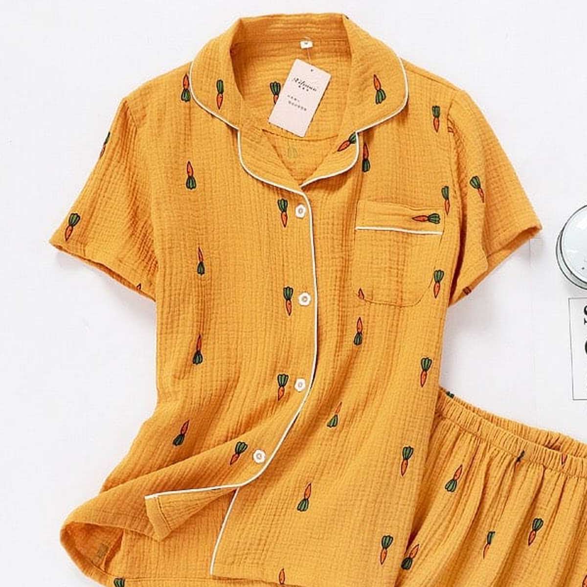 Pyjama court en gaze de coton à motifs carottes, coloris moutarde