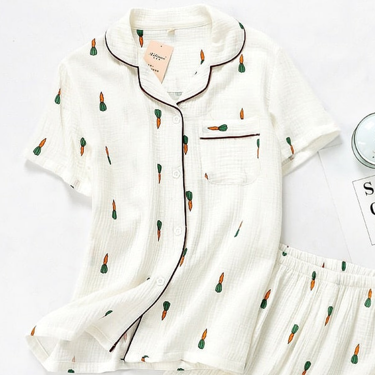 Pyjama court en gaze de coton à motifs carottes, coloris blanc