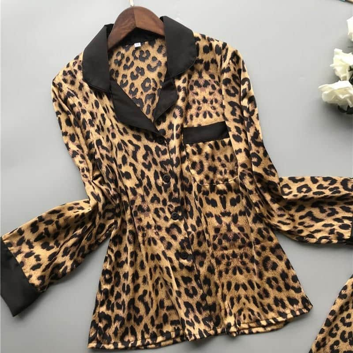 Veste de pyjama en satin imprimé léopard, col tailleur et parement noir