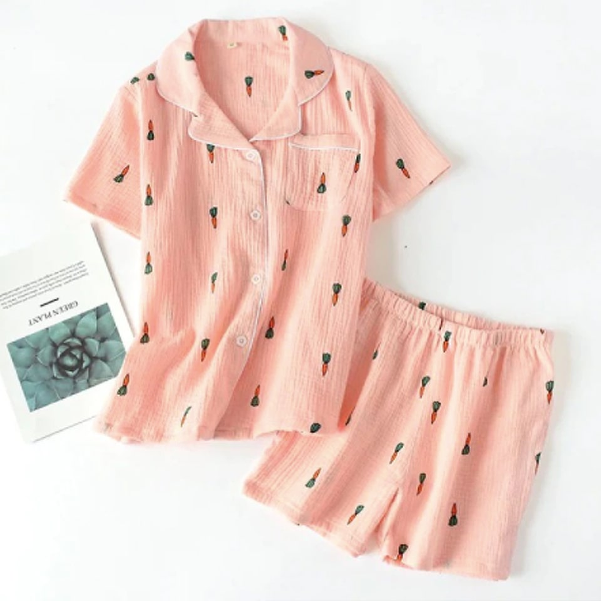Pyjama court en gaze de coton à motifs carottes, coloris rose poudré