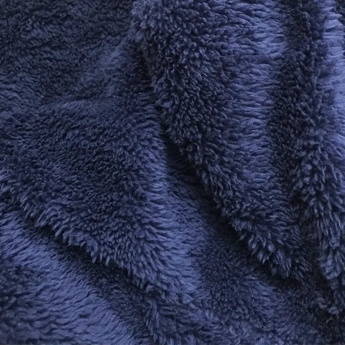 Détail de la polaire à poil bouclé de la combinaison de nuit, coloris bleu nuit