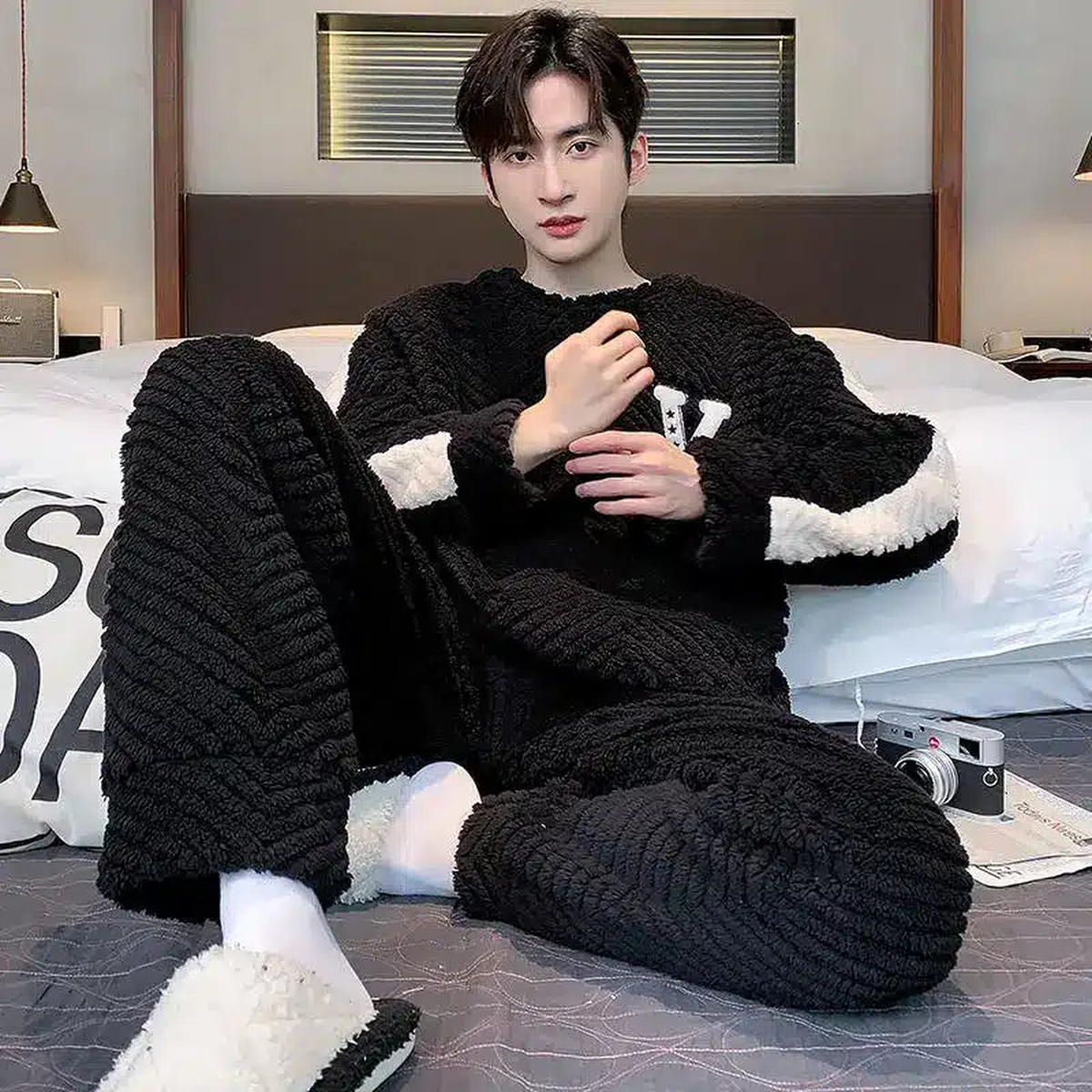 Pyjama en polaire peluche pour homme, modèle noir à poignets clairs