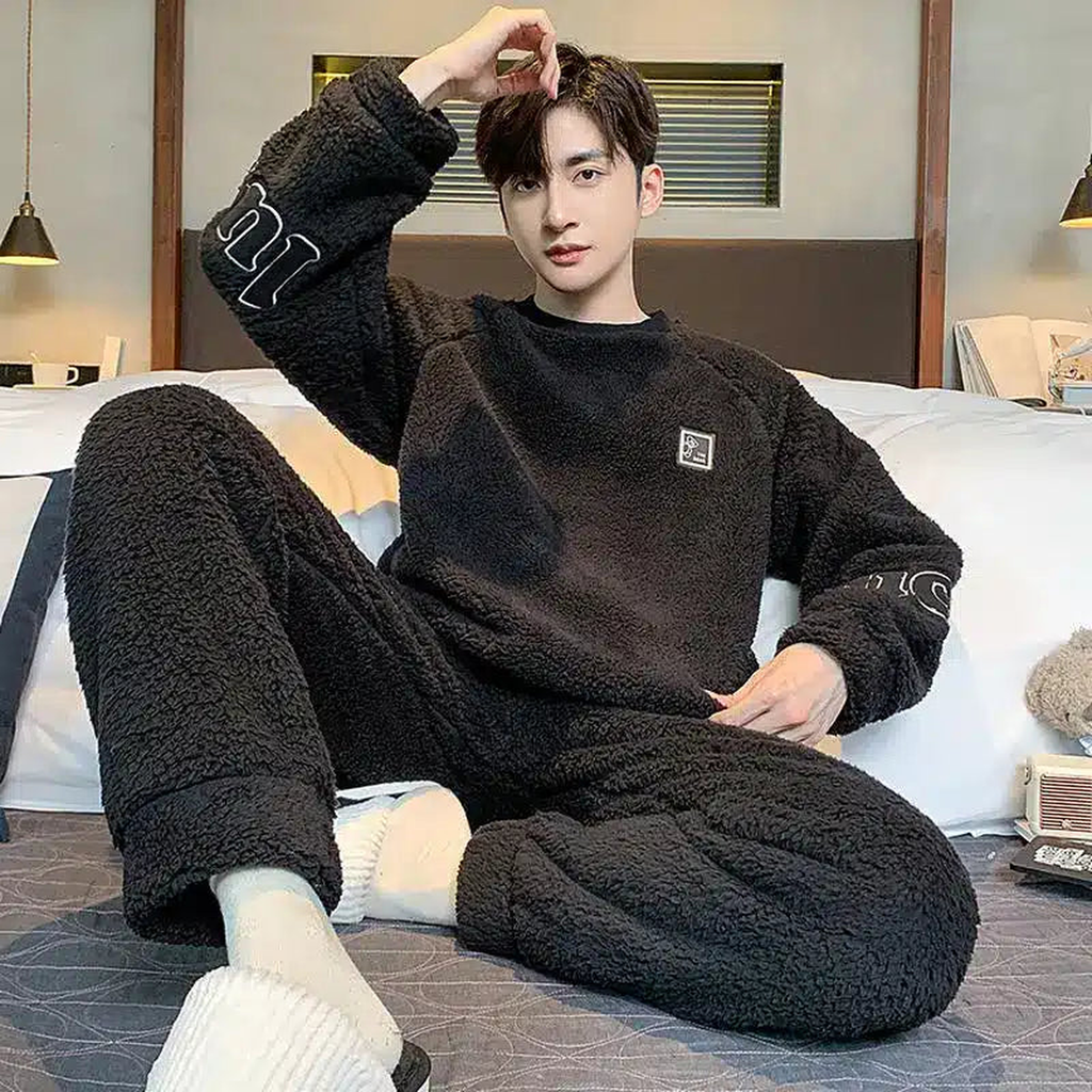 Pyjama en polaire peluche pour homme, modèle noir à écusson