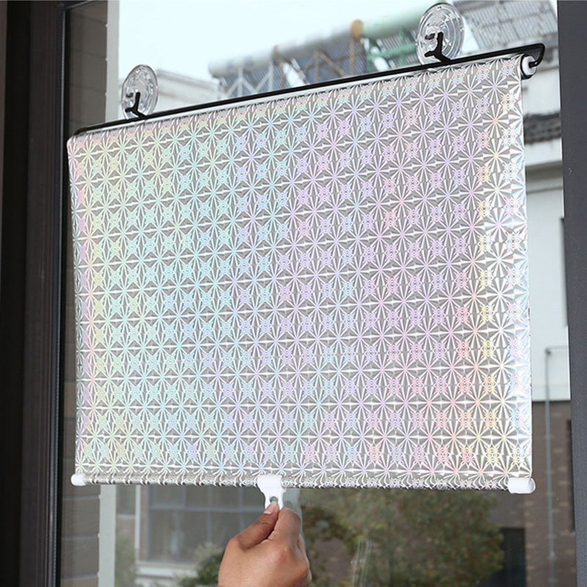 Détail du PVC argent à motif géométrique du store occultant