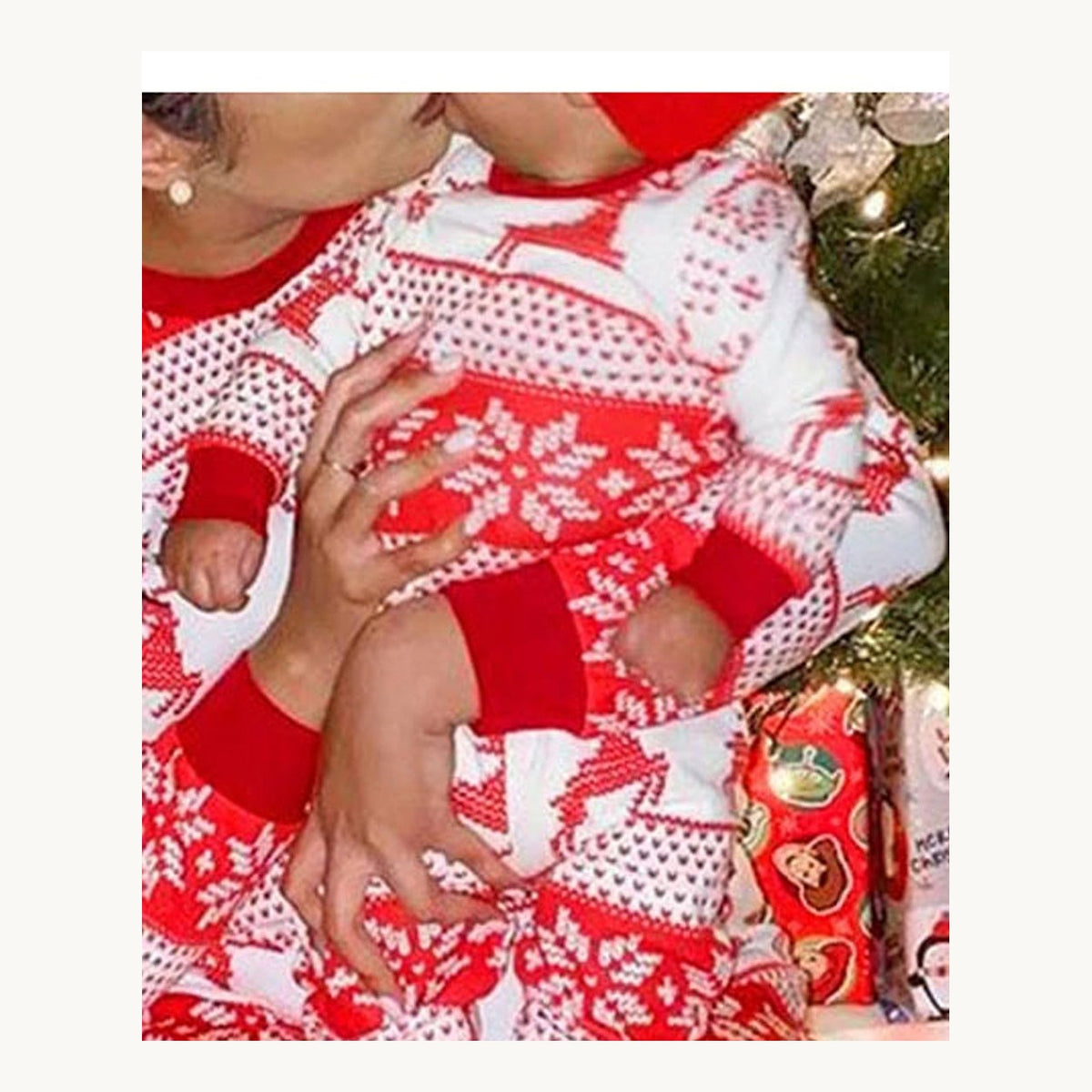 Pyjama de Noël rayé écru et rouge à motifs rennes, modèle bébé