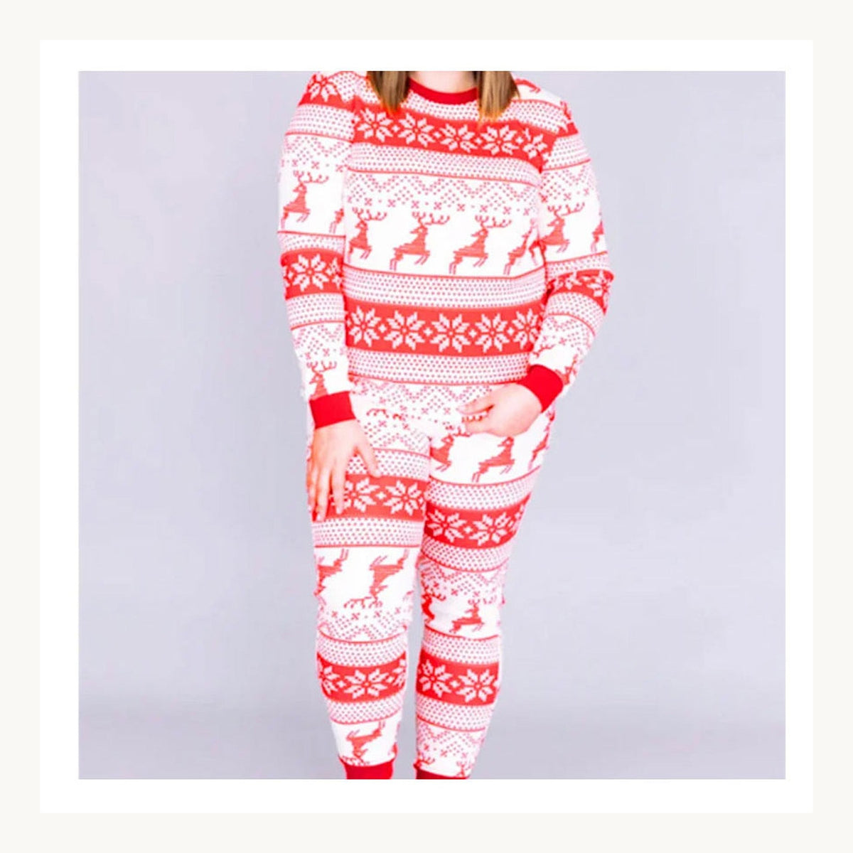 Pyjama de Noël rayé écru et rouge à motifs rennes, modèle enfant