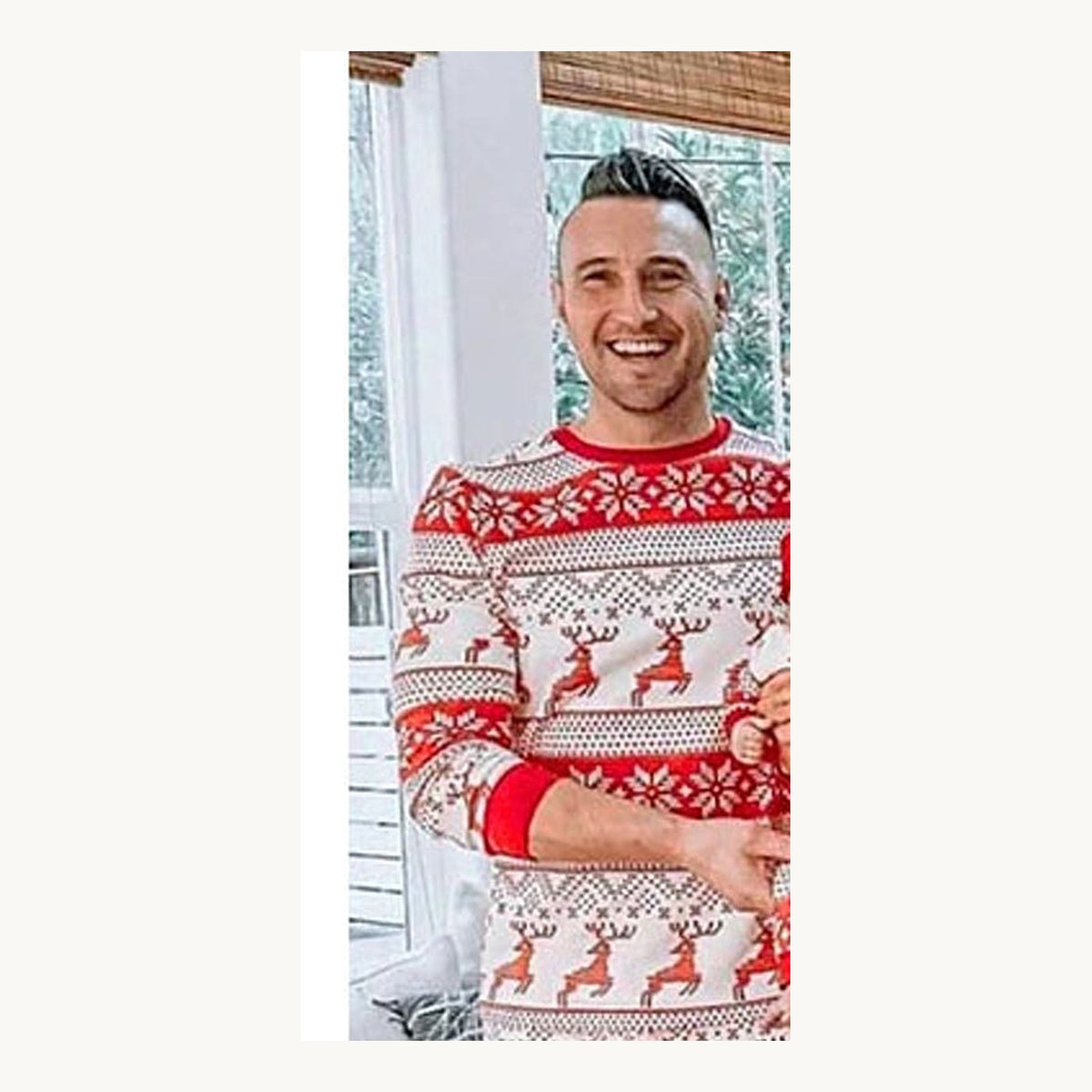 Pyjama de Noël rayé écru et rouge à motifs rennes, modèle homme