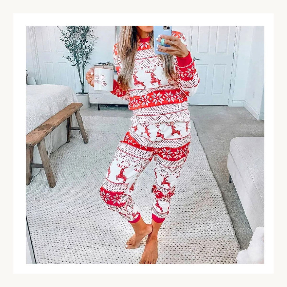 Pyjama de Noël rayé écru et rouge à motifs rennes, modèle femme