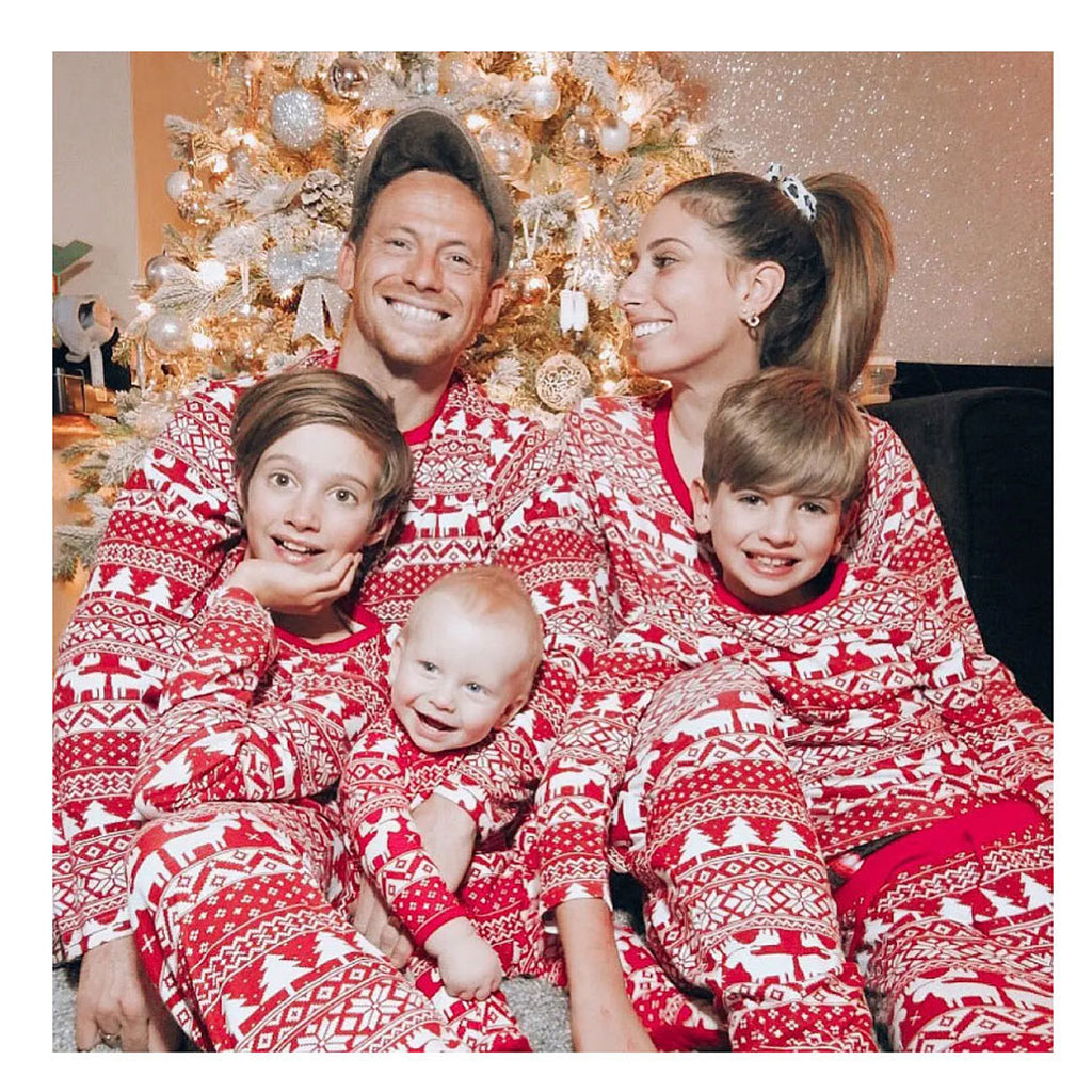 Famille portant le pyjama de Noël rouge à motifs rennes