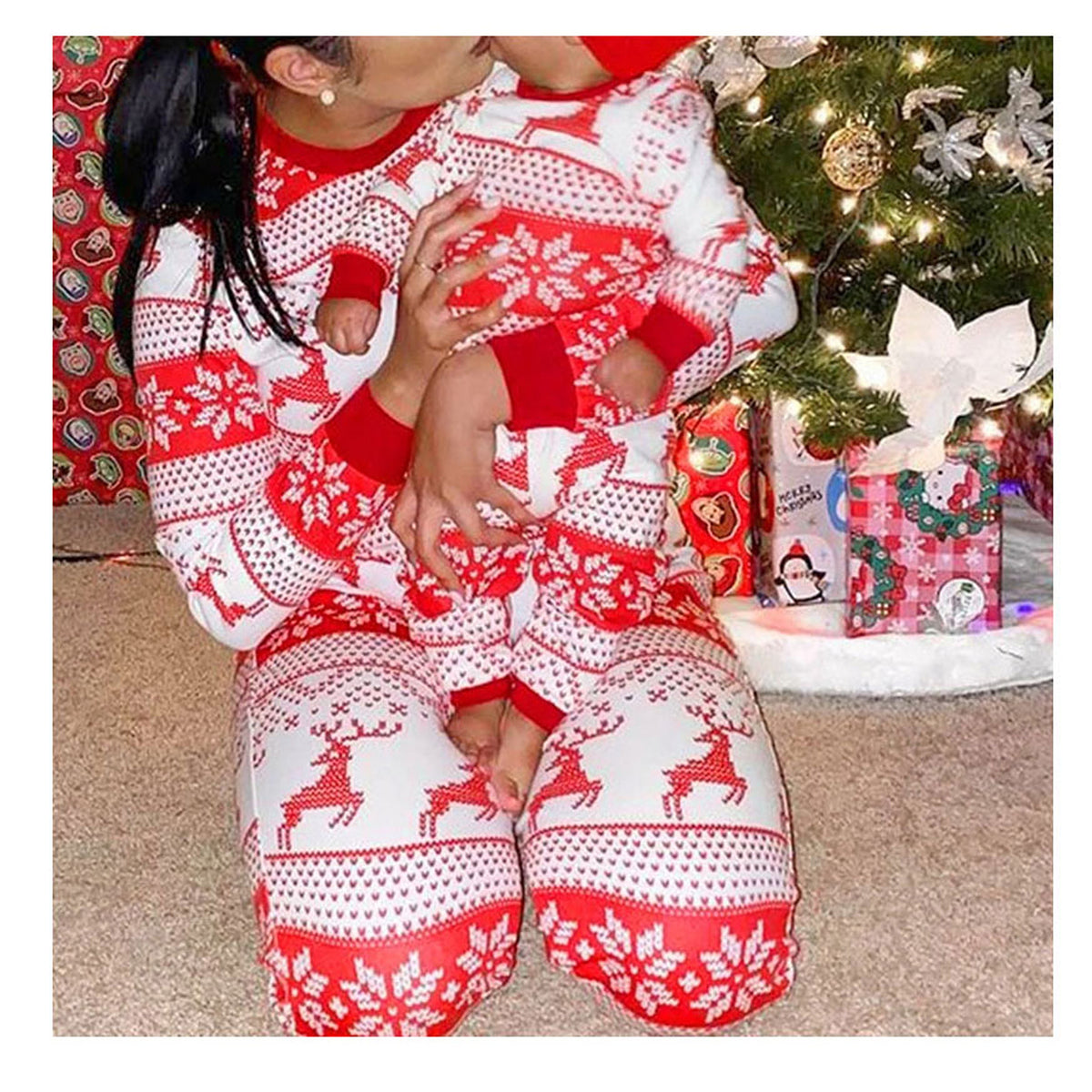 Femme portant le pyjama de Noël écru et rouge à motifs rennes