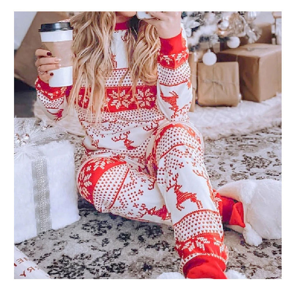 Détail porté du pyjama de Noël écru et rouge à motifs rennes