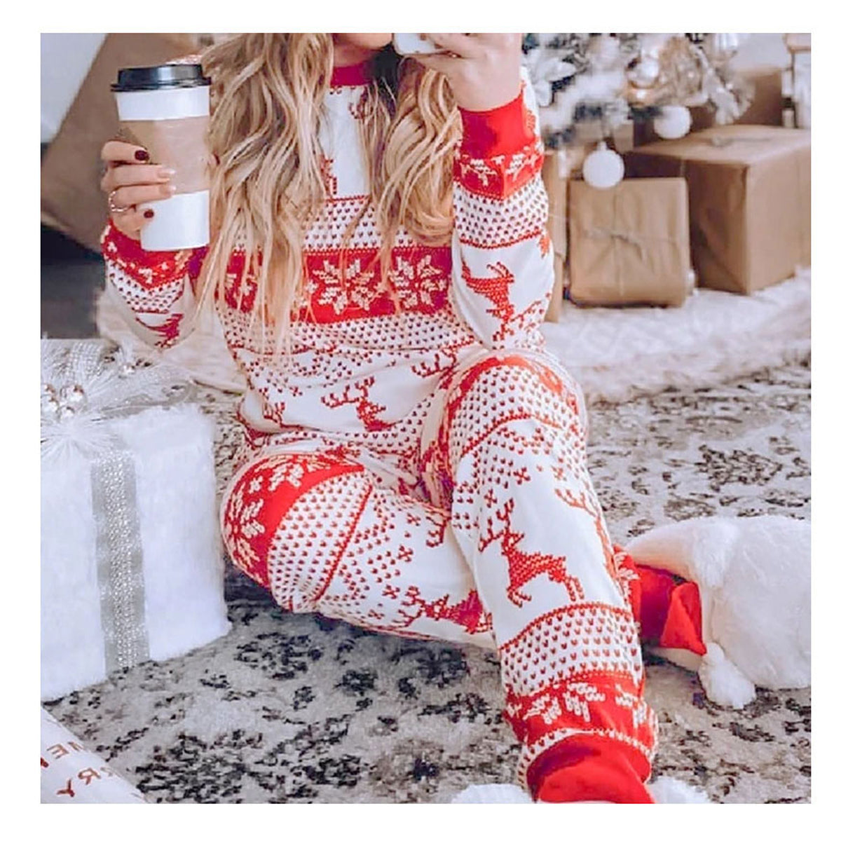 Détail porté du pyjama de Noël écru et rouge à motifs rennes