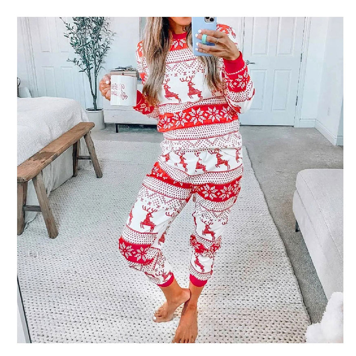 Pyjama de Noël écru et rouge à motifs rennes porté de face