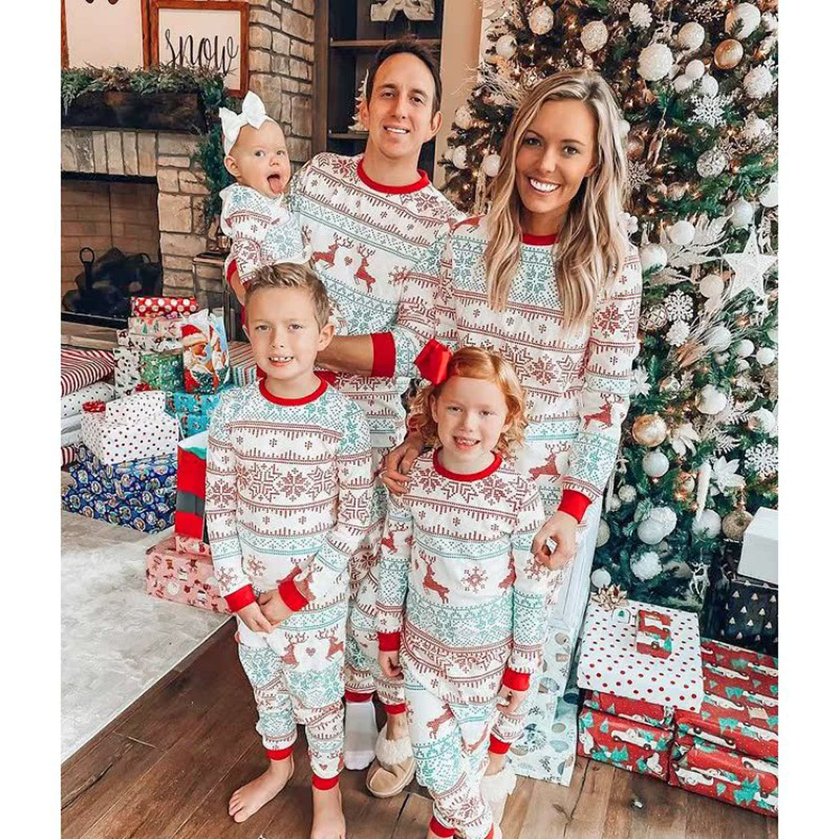 Famille portant le pyjama de Noël écru et sarcelle à motifs rennes