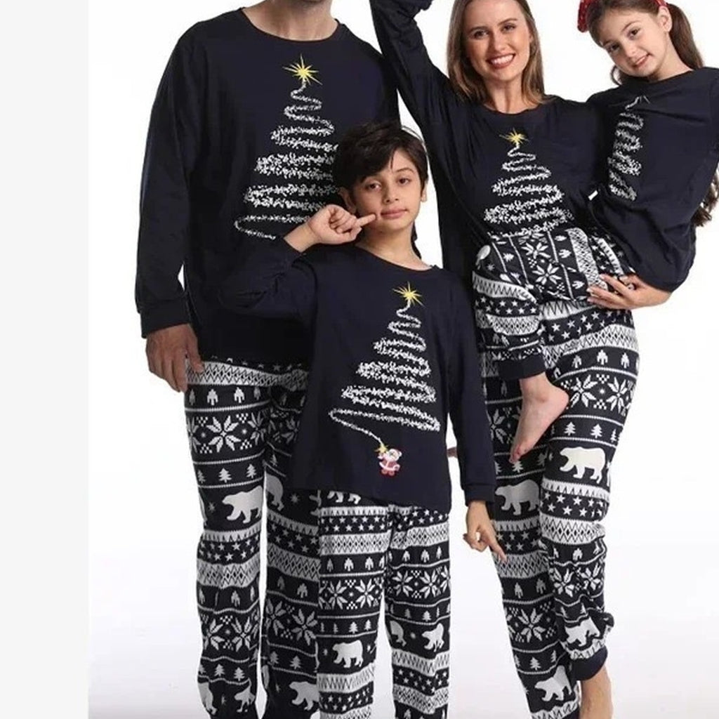 Détail du pyjama de Noël bleu marine à motif sapin