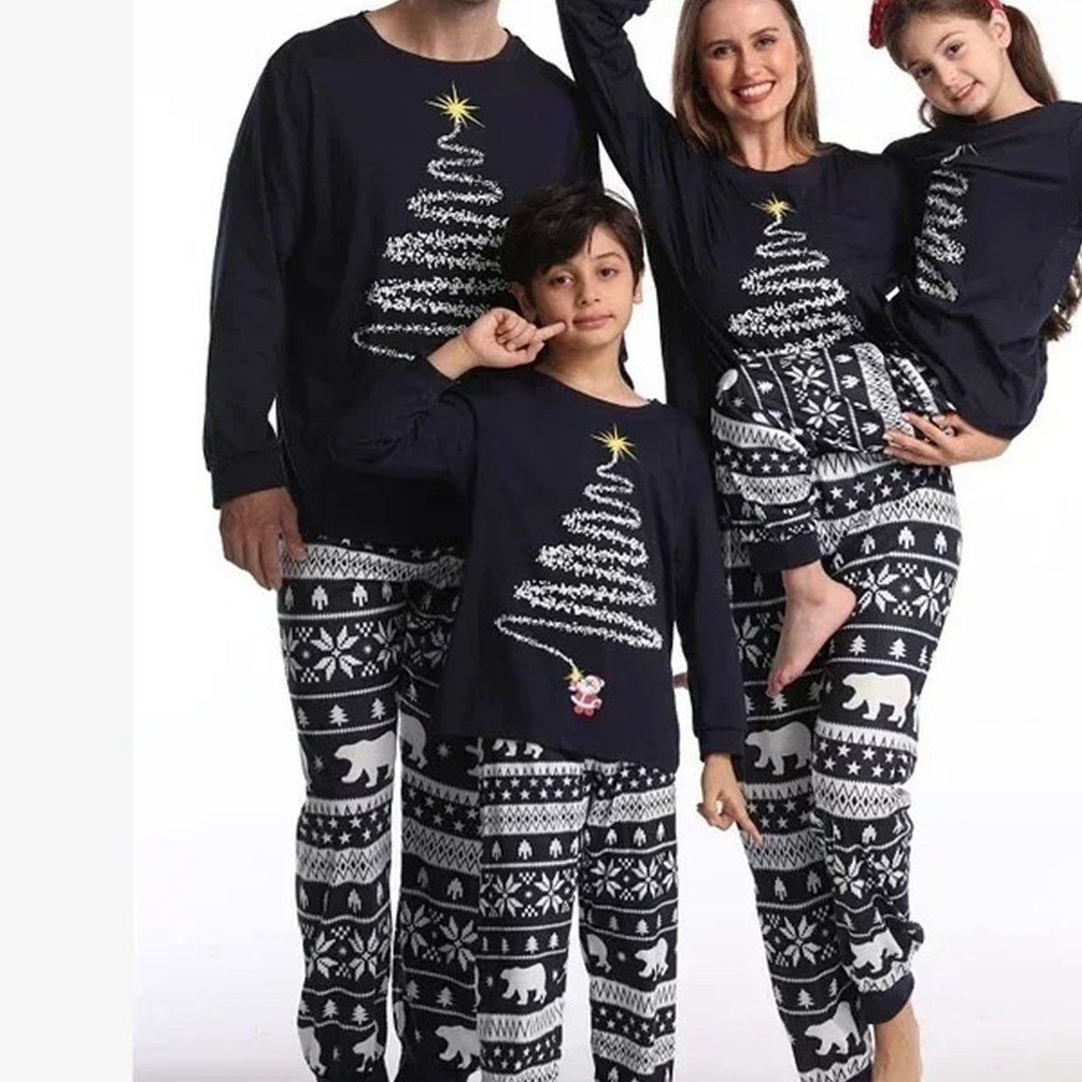 Détail du pyjama de Noël bleu marine à motif sapin