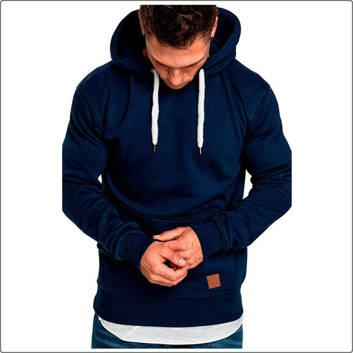 Sweat à capuche bleu marine porté de face avec cordon blanc
