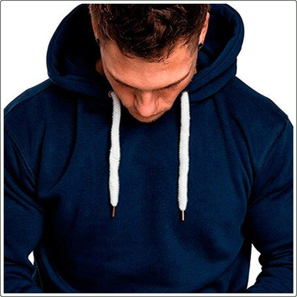 Capuche et cordon blanc du sweat bleu marine en gros plan
