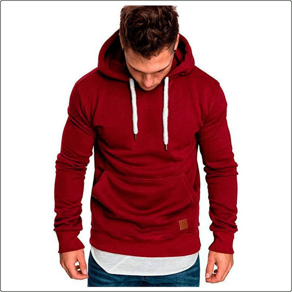 Sweat à capuche bordeaux porté de face avec poche ventrale