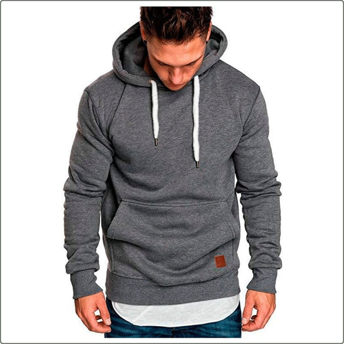 Sweat à capuche gris foncé porté de face