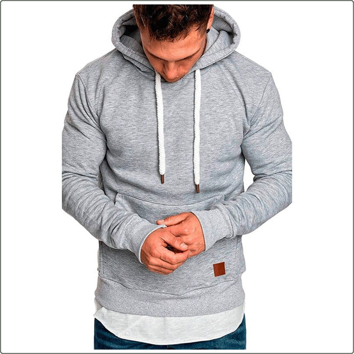 Sweat à capuche gris clair porté de face