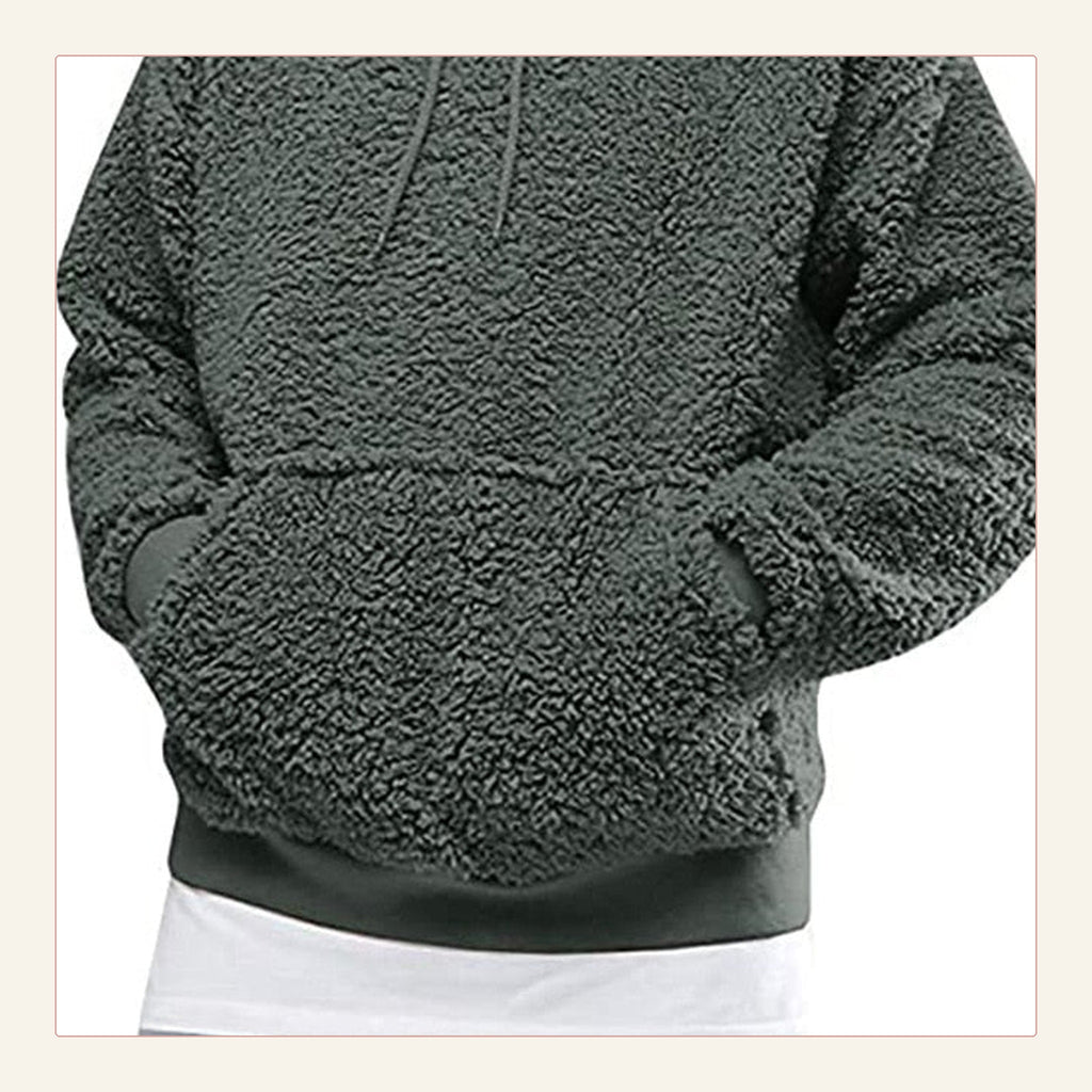 Détail réel de la poche et de la surface bouclée du sweat à capuche peluche vert