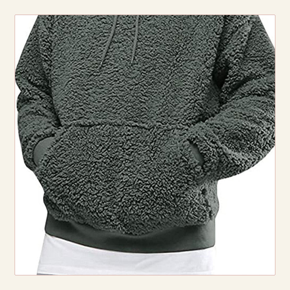 Détail réel de la poche et de la surface bouclée du sweat à capuche peluche vert