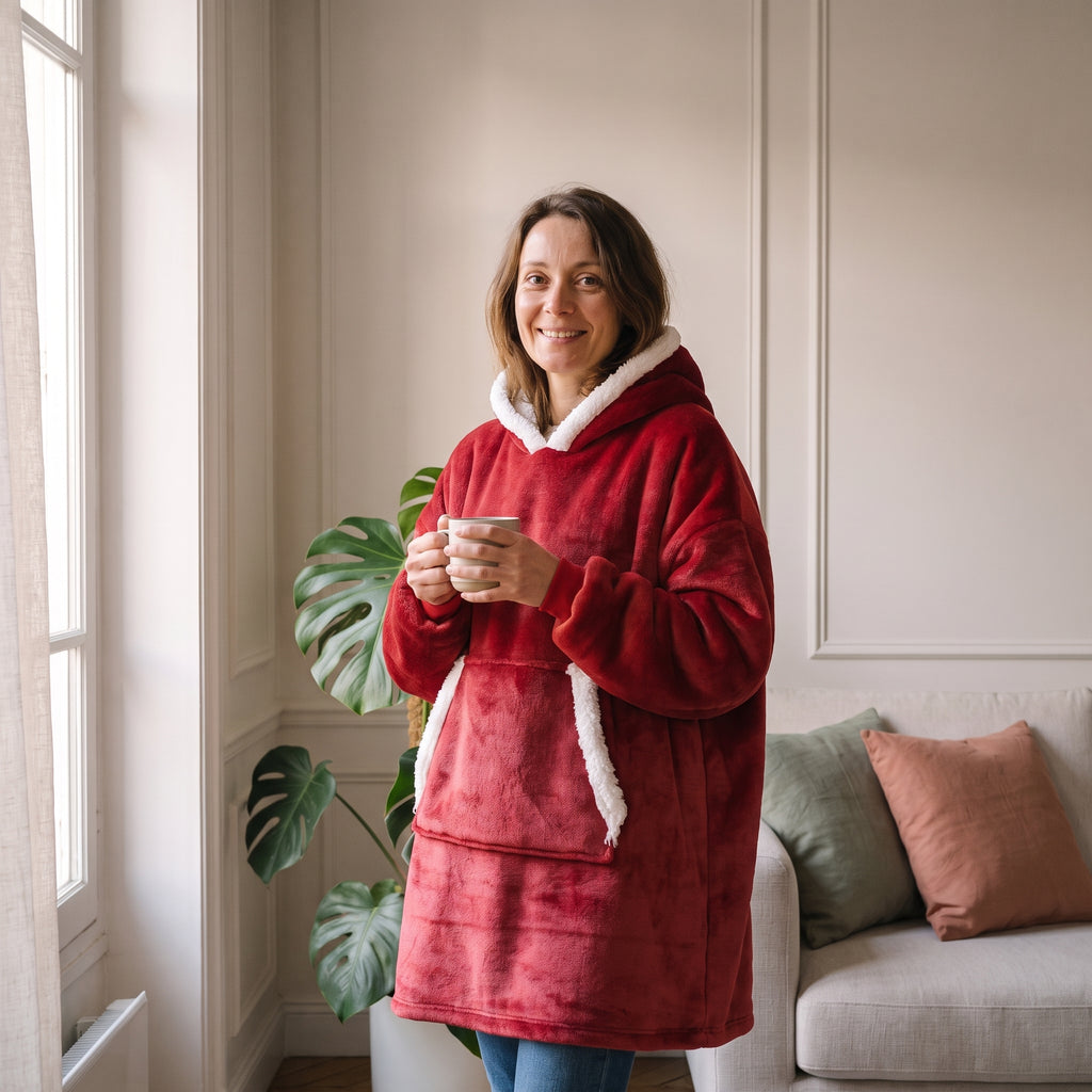 Femme portant le sweat plaid polaire extra large rouge près de la fenêtre