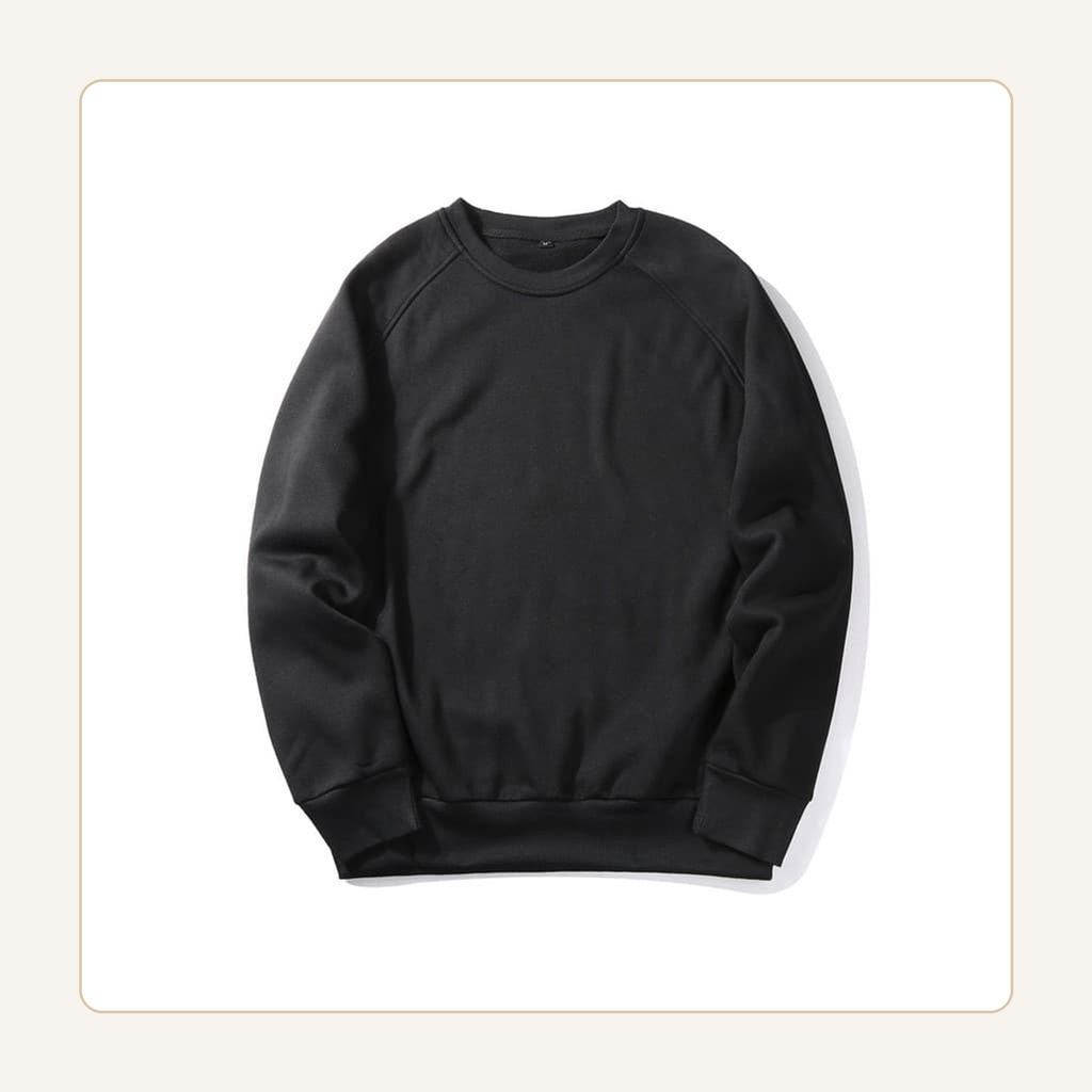 Packshot du sweat classique homme noir, col rond et coupe entière