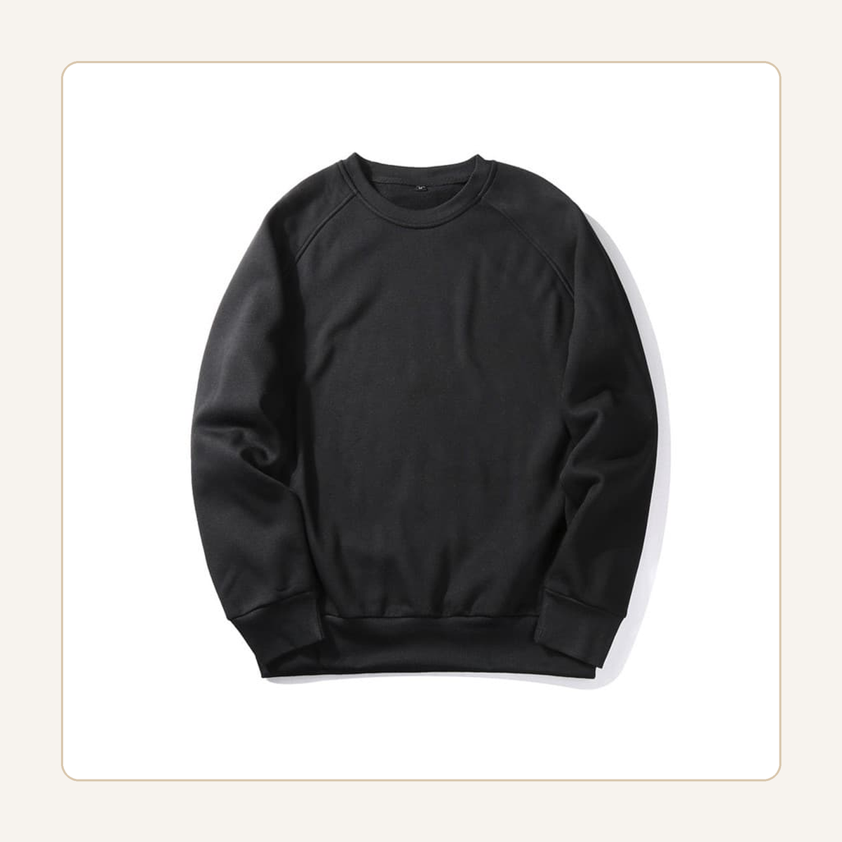 Packshot du sweat classique homme noir, col rond et coupe entière