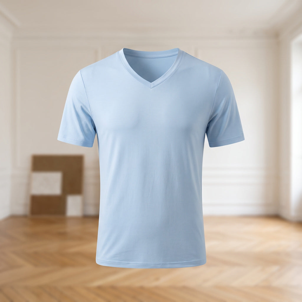 T-shirt col V homme bleu ciel vu de face sans personne, coupe droite du col a l ourlet et manches courtes
