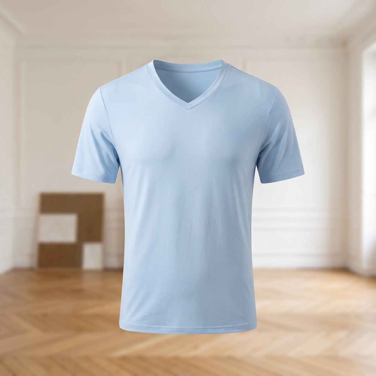 T-shirt col V homme bleu ciel vu de face sans personne, coupe droite du col a l ourlet et manches courtes