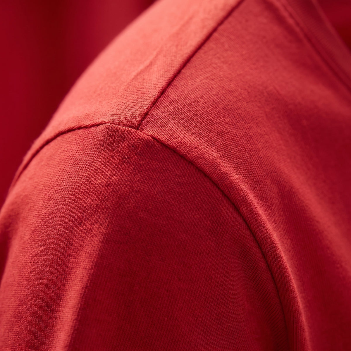 Couture d'épaule et maille de coton du t-shirt rouge, vues de près Image