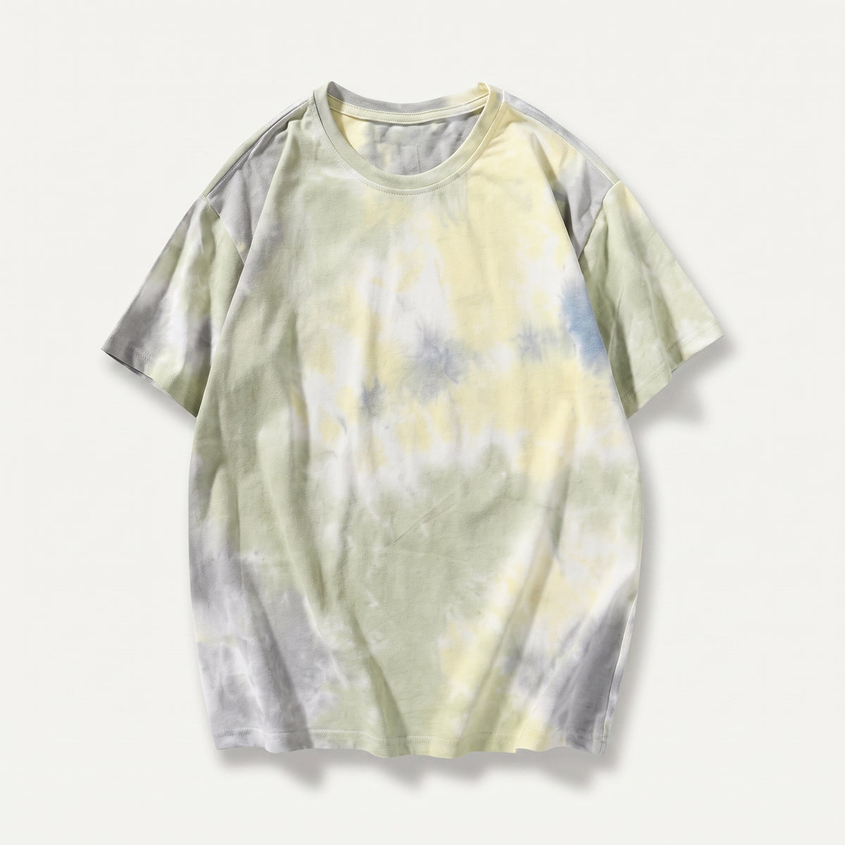 T-shirt ample tie-dye jaune pastel sur mannequin invisible, vue de face