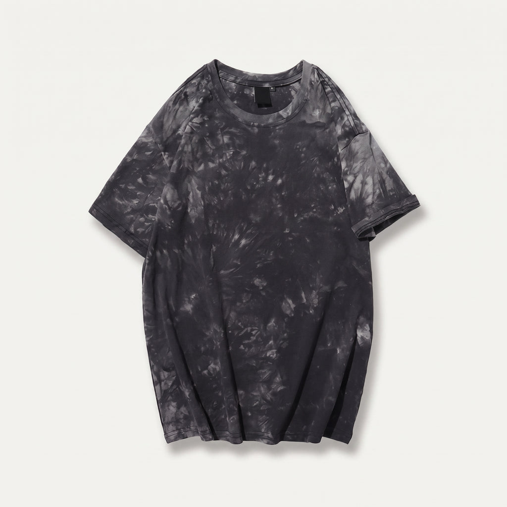 T-shirt ample tie-dye noir sur mannequin invisible, vue de face
