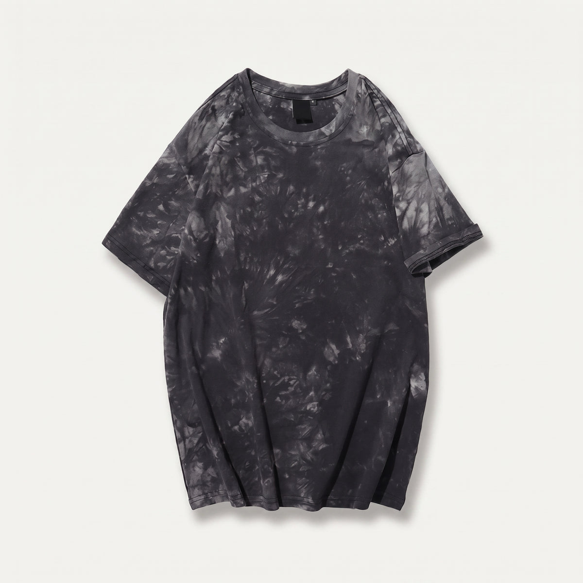 T-shirt ample tie-dye noir sur mannequin invisible, vue de face