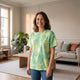 Femme en T-shirt ample tie-dye vert et jaune dans un salon lumineux