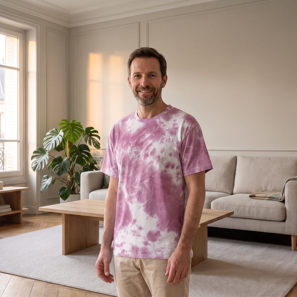 Homme en T-shirt ample tie-dye violet et blanc dans un salon lumineux
