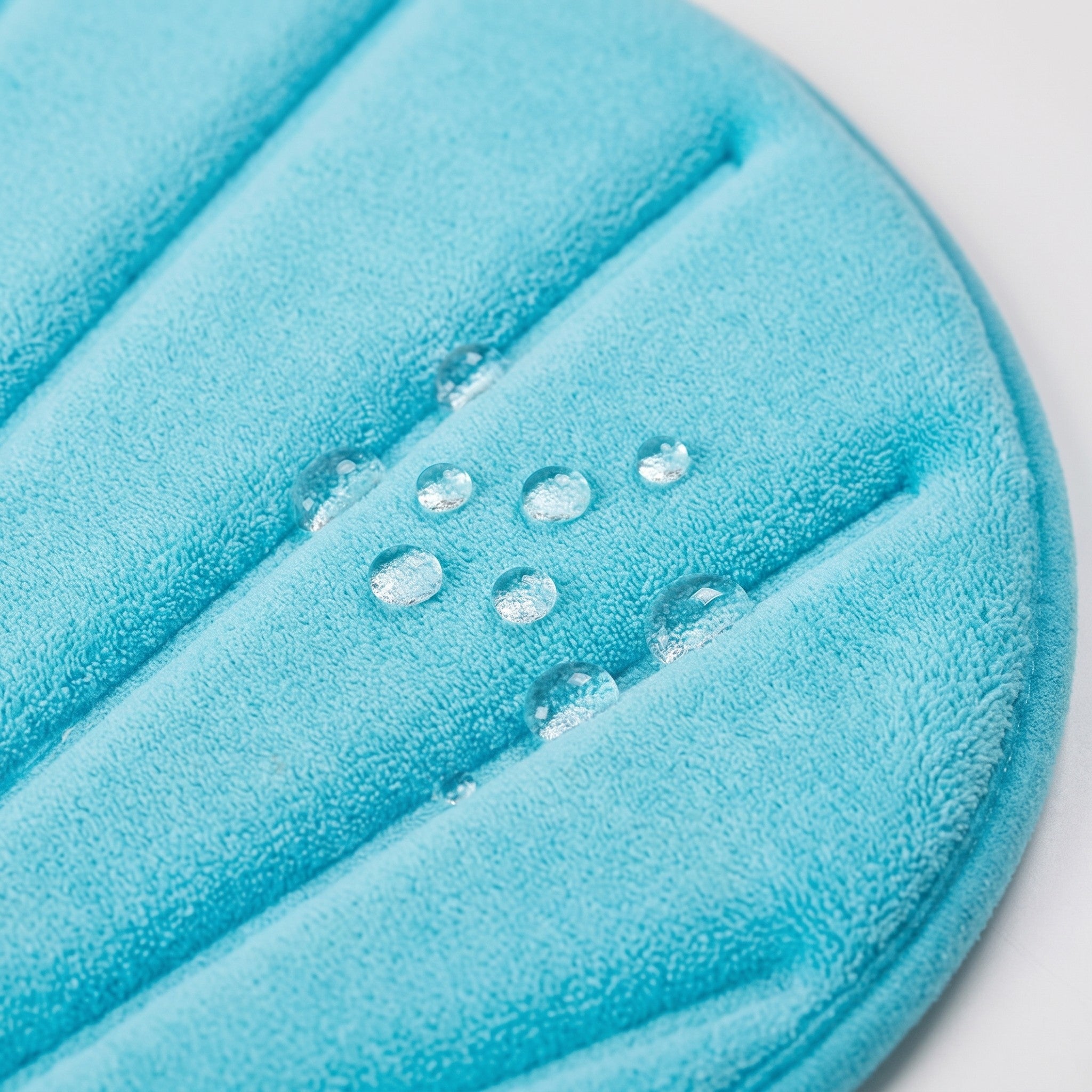 Gouttes d'eau posées en surface sur le velours du tapis coquillage Image