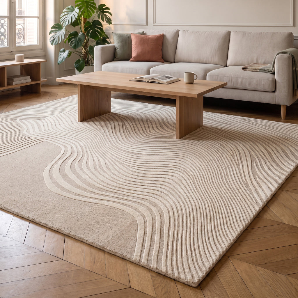 Tapis sable à vagues sculptées posé devant le canapé d'un salon clair