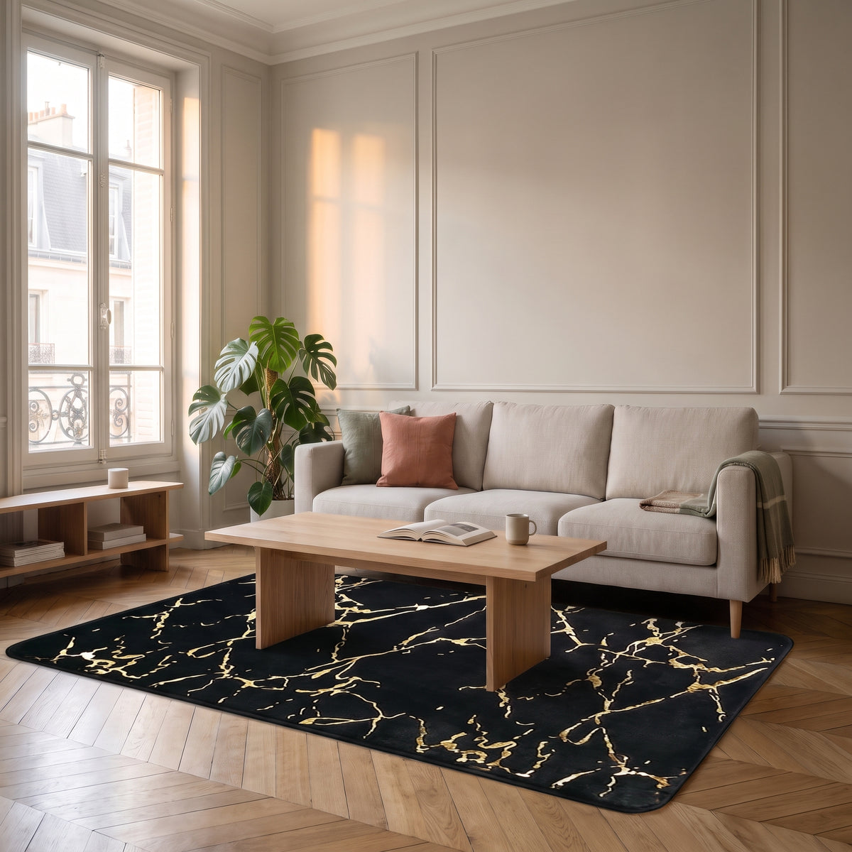 Le salon vu en entier, le tapis noir veiné d'or posé sous la table basse en bois clair, à l'échelle de la pièce Image