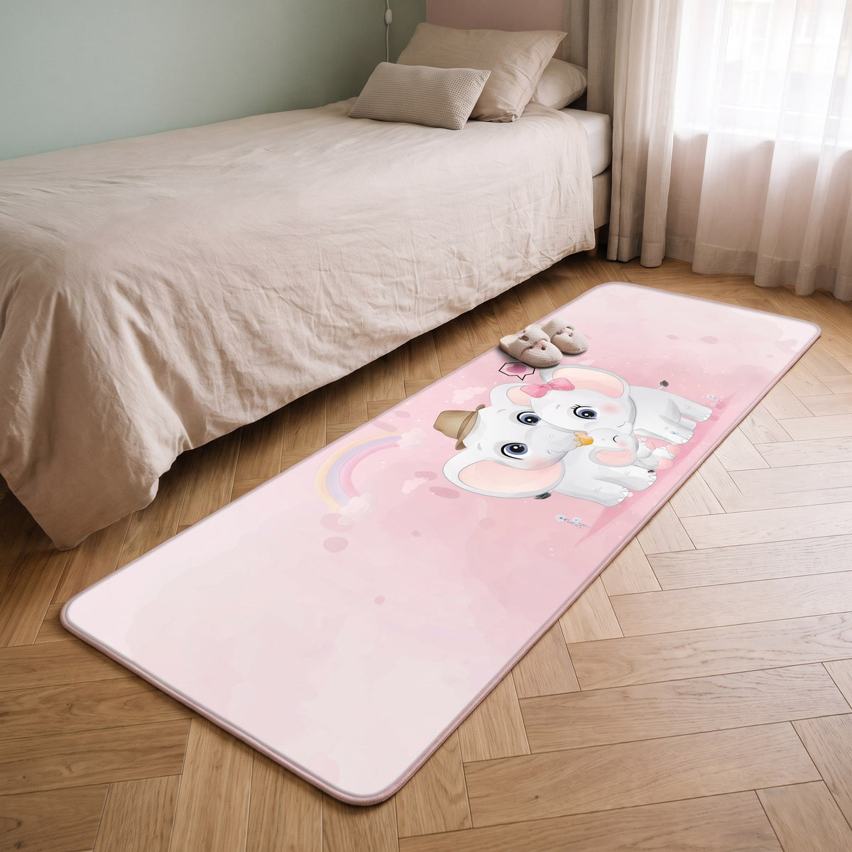 Le tapis étroit et long le long du lit, une paire de chaussons posée dessus Image